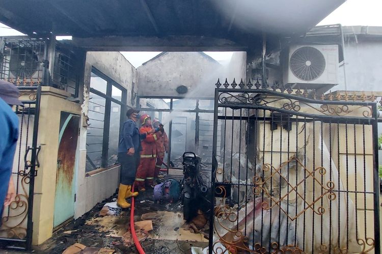 Tim pemadam kebakaran saat memadamkan rumah yang terbakar di Komplek Lembaga Pemasyarakatan (Lapas) Kelas I Tangerang, Kecamatan Tangerang, Kota Tangerang, pada Jumat (11/2/2022) sore.