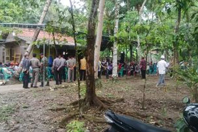 Ratusan warga setempat sedang melayat jenazah Sumarti sebelum disemayamkan, Rabu (12/11/2014) kemarin.