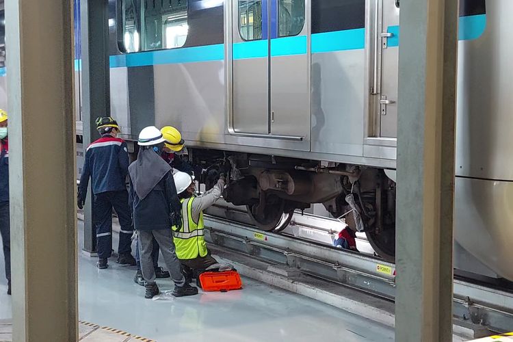 Unit kereta MRT Jakarta memasuki area perawatan Gedung Workshop di Depo Lebak Bulus, Jakarta Selatan, pada Selasa (6/12/2022). 