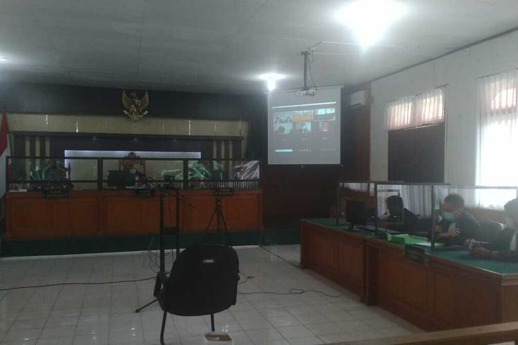 Sidang vonis mantan Bupati Bengkalis Amril Mukminin dalam kasus proyek peningkatan jalan di Kabupaten Bengkalis, yang digelar di Pengadilan Tipikor Pekanbaru, Senin (9/11/2020) sore. Amril terbukti bersalah divonis enam tahun penjara dan denda Rp 500 juta.