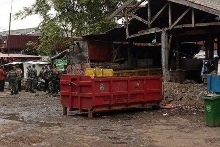 Sehari menjelang kedatangan Presiden RI Joko Widodo ke Subang, Pasar Pujasera yang tadinya kumuh bau busuk sampah mendadak bersih dari tumpukan sampah, Senin (26/12/2022). 
