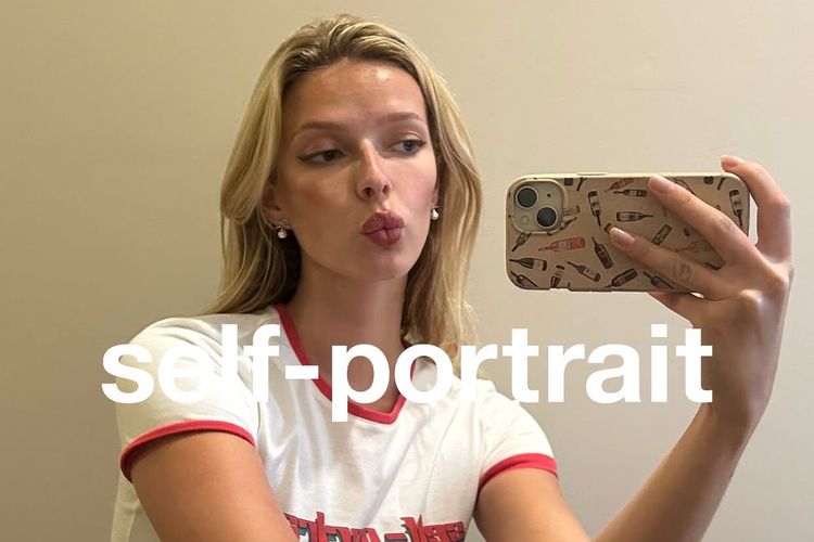 Apple Martin resmi jadi face Self-Portrait untuk pertama kalinya. Putri Chris Martin dan Gwyneth Paltrow ini tampil dengan konsep selfie yang unik.