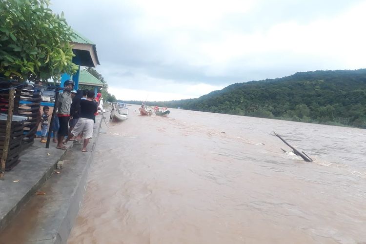 Kali Wae Pesi, di Kecamatan Reok, Kabupaten Manggarai, NTT, meluap dan merendam rumah serta menyapu perahu milik nelayan di Desa Salma dan Kelurahan Reo, pada Sabtu (26/2/2022).