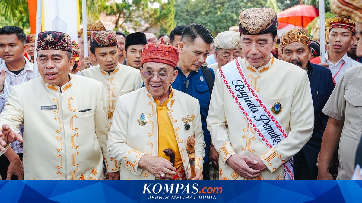 Jokowi Tampil Gagah dalam Balutan Busana Adat Lampung saat Terima Gelar Kehormatan "Baginda Pemuka Bangsa"