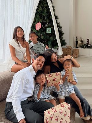Jennifer Bachdim merayakan Natal bersama keluarga dengan gaya simpel nan elegan. Pilihan dress, rambut, dan makeup tampil anggun tanpa berlebihan.