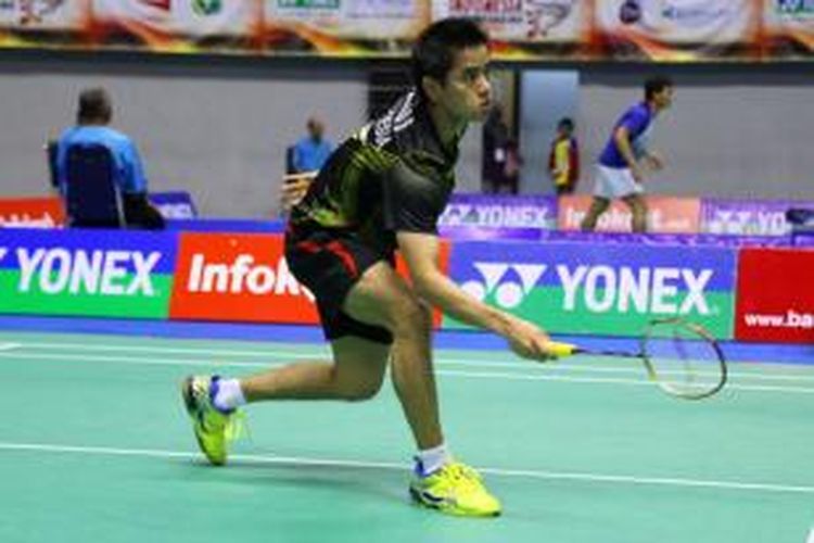 Tunggal putra Indonesia, Simon Santoso bersiap menerima serangan dari Jonatan Christie, pada perempat final Yonex-Sunrise Indonesia Open Grand Prix Gold 2013, di GOR Amongraga, Yogyakarta, Jumat (27/9/2013).