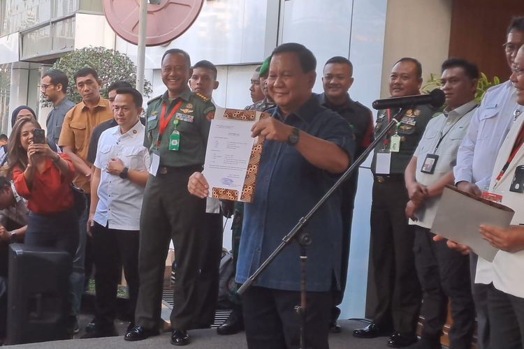 Ketua Umum Partai Gerindra Prabowo Subianto usai menerima surat bukti telah menjalani pemeriksaan kesehatan di RSPAD Gatot Soebroto, Jakarta, Kamis (26/10/2023). 