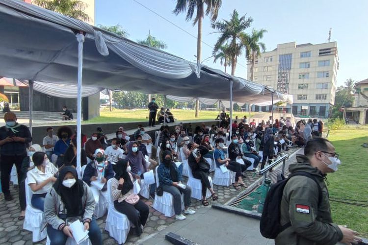 UNJ bekerja sama Tim Dokter Mabes Polri dan Pergerakan Mahasiswa Islam Indonesia (PMII) mengadakan vaksinasi massal di Gedung A UNJ, Jakarta (717/7/2021).