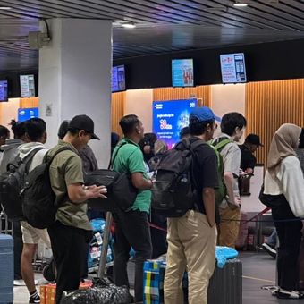 Para penumpang saat boarding di Bandara Udara Internasional Juanda di Kabupaten Sidoarjo menjelang arus balik Lebaran, Senin (23/3/2026)