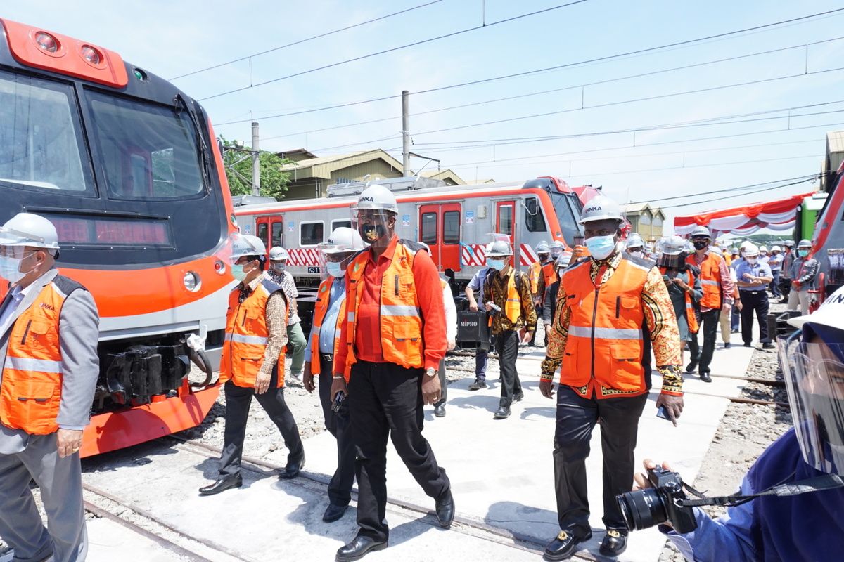 CEO TSG Global Holdings Dr. Rubar Sandi bersama perwakilan Pemerintah Pemerintah Kongo melihat kereta buatan INKA di Kota Madiun sebelum meneken kesepakatan kerjasama pembangunan infrastruktur perkeretaapian dan pemesanan kereta api dengan total nilai Rp 167 trilyun.