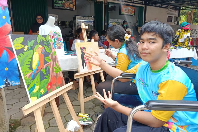 Di Tengah Keterbatasan, Kahlil Menemukan Harapan dari Ujung Kuas