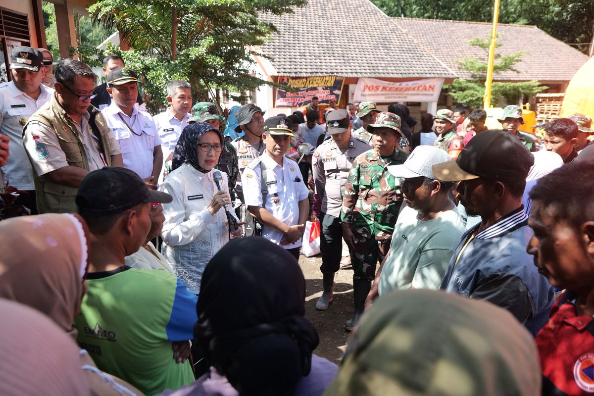 Bupati Lumajang Indah Amperawati memberi arahan kepada pengungsi untuk kembali ke rumahnya masing-masing usai masa tanggap darurat bencana berakhir, Rabu (3/12/2025)