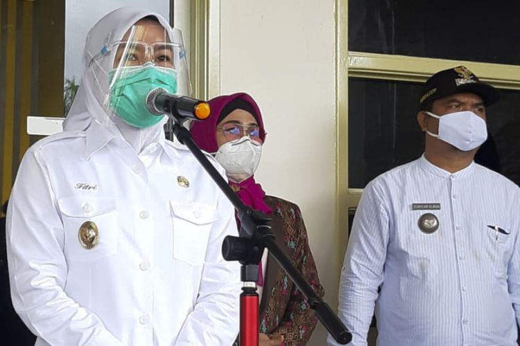 Wakil Wali Kota Palembang Fitrianti Agustinda memberikan keterangan pers usai batal disuntik vaksin Covid-19 di Rumah Sakit Umum Daerah (RSUD) BARI Palembang, Jumat (29/1/2021).