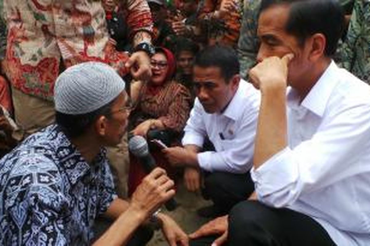Presiden Joko Widodo saat berdiskusi dengan petani kakao di Desa Saletto, Mamuju, Sulawesi Barat, Kamis (6/11/2014)