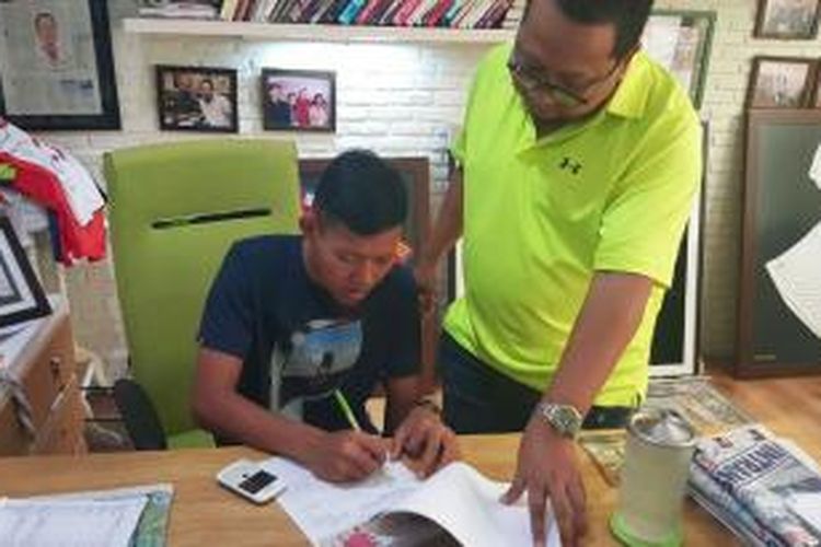 Gelandang serang Adam Alis dengan didampingi agennya, Muly Munial, menandatangani kontrak untuk bergabung dengan salah satu klub kasta teratas Liga Bahrain, East Riffa.
