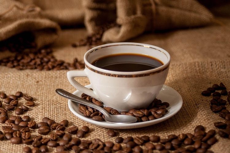 Ilustrasi kopi. Minum kopi sambil makan singkong rebus bisa memengaruhi penyerapan zat besi dan pencernaan.