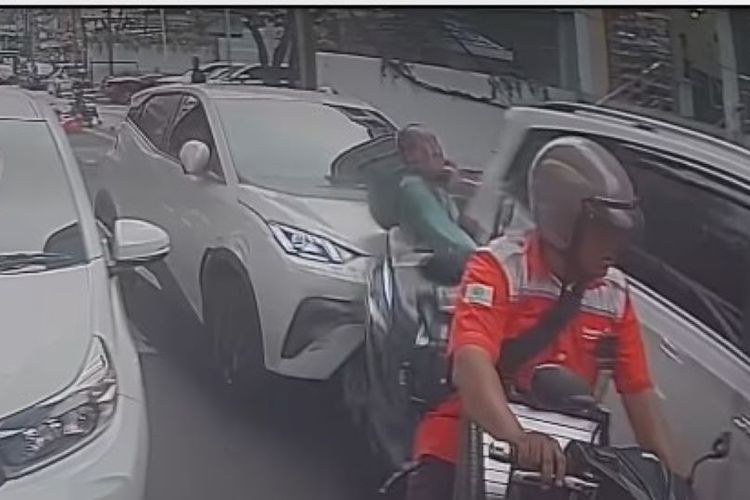 Saksi Ungkap Detik-detik Mobil BYD Lindas Ojol di Jaksel, Pengemudi Sempat Diamuk Massa