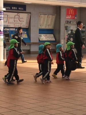 Anak-anak TK di Jepang berbaris saat hendak memasuki stasiun.