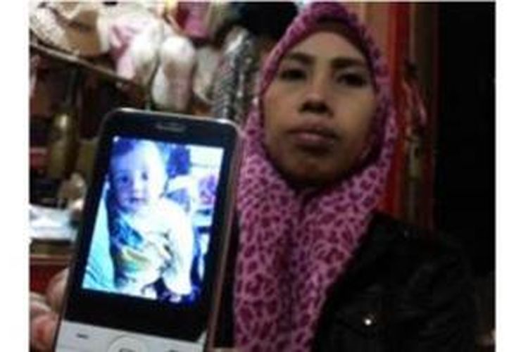 Ibu kandung si bayi Chusnul Chabiba menunjukkan foto anaknya yang dibawa kabur perempuan.
