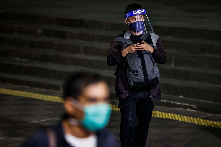 Pekerja kantoran menggunakan masker berjalan kaki menuju stasiun kereta di Jakarta, Rabu (29/7/2020). Klaster perkantoran penularan Covid-19 di Jakarta kini menjadi sorotan. Data resmi hingga Selasa (28/7/2020) kemarin, ada 440 karyawan di 68 perkantoran di Ibu Kota yang terinfeksi virus corona.