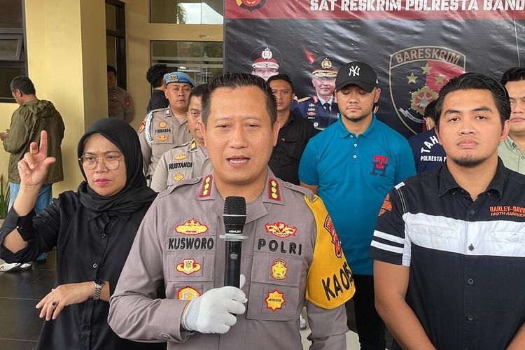 Lutfi Setiawan (33) dan Cep Iin (31) pelaku penjual sepatu bermerk tanpa izin saat digiring jajaran kepolisian Polresta Bandung, Selasa (5/3/2024)