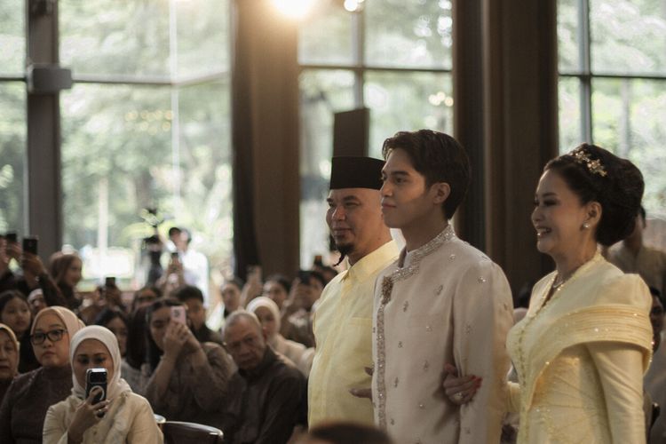 El Rumi didampingi Ahmad Dhani dan Maia Estianty saat prosesi pertunangan dengan Syifa Hadju, Rabu (21/1/2026).