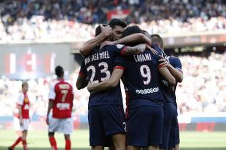 Pemain-pemain Paris Saint-Germain merayakan keberhasilan Edinson Cavani membobol gawang Stade de Reims, pada pertandingan Ligue 1, di Parc des Princes, Sabtu (5/4/2014).