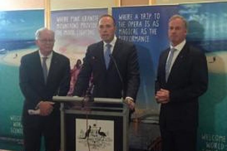 Dari kiri ke kanan: Menteri Perdagangan Australia, Andrew Robb, Menteri Imigrasi dan Perlindungan Perbatasan, Peter Dutton; dan Menteri Pariwisata dan Pendidikan Internasional, Richard Colbert. 