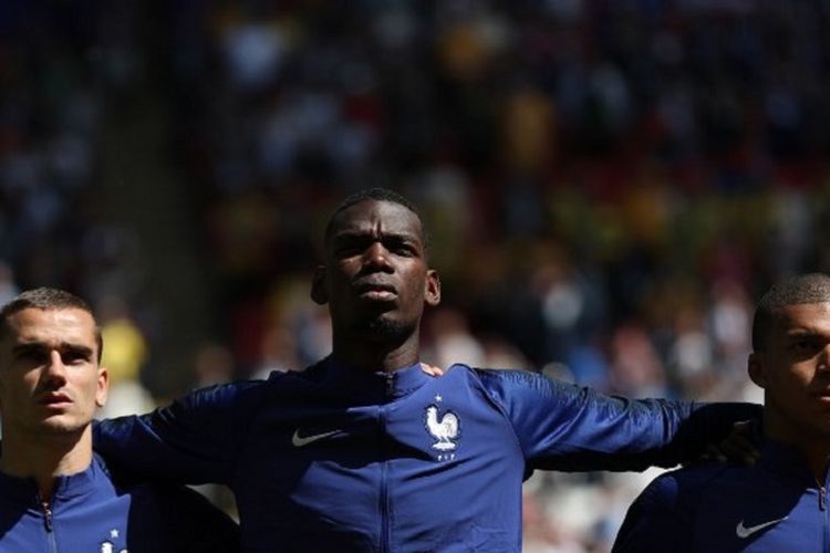 Antoine Griezmann, Paul Pogba, dan Kylian Mbappe berbaris jelang laga Perancis vs Australia di Kazan Arena, 16 Juni 2018. 