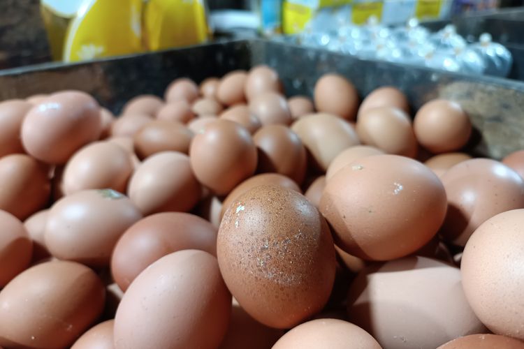 Harga telur di Pasar Ciputat Tangsel mengalami kenaikan hingga menyentuh Rp 32.000 per kilogram pada Rabu (7/12/2022). 