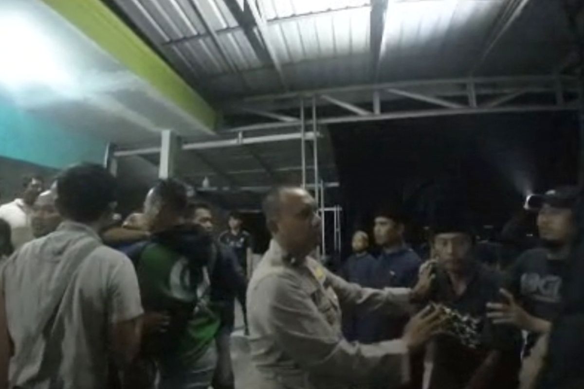 Polisi saat dihalangi keluarga besar pelaku ketika menangkap IL (45) atas kasus penyalahgunaan narkoba 