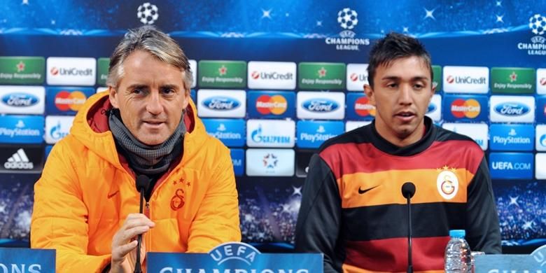 Kiper Galatasaray Fernando Muslera (kanan), bersama pelatih Roberto Mancini, usai pertandingan kontra Juventus, Rabu (11/12/2013)