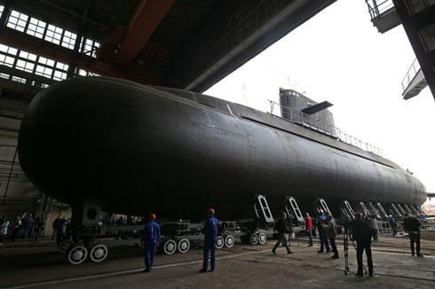 Angkatan Laut Rusia Luncurkan Kapal Selam Siluman 