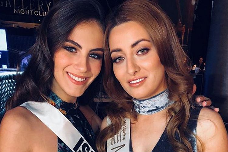 Miss Israel Adar Gandelsman dan Miss Irak Sarah Idan yang melakukan swafoto (selfie) bersama demi perdamaian dunia.