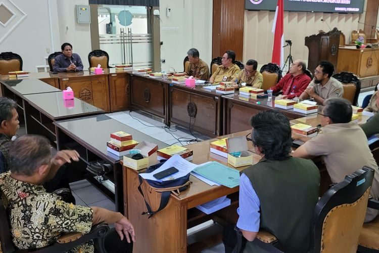 Forum LMDH Gunung Slamet Selatan mendatangi Kantor DPRD Banyumas, Jawa Tengah, Senin (5/2/2024).