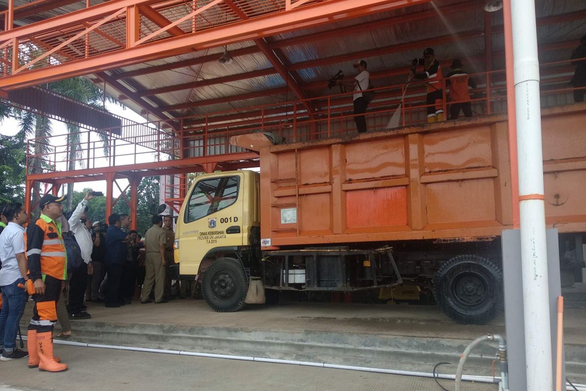 Tempat pencucian truk sampah di TPST Bantargebang, Bekasi, Selasa (15/1/2019).