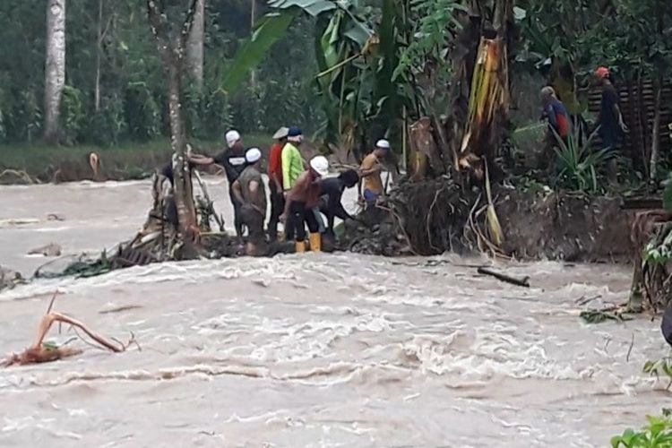 Sungai di Desa Rohomoni, Kecamatan Pulau Haruku, Kabupaten Maluku Tengah meluap hingga menyebabkan banjir setelah hujan deras mengguyur wilayah tersebut pada Senin (11/7/2022). Akibat musibah itu tiga rumah warga hanyut ke laut dan puluhan rumah lainnya terendam