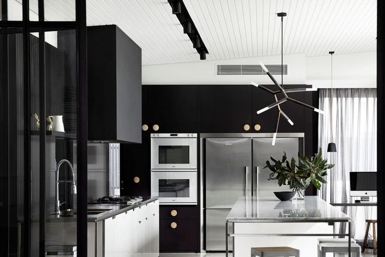 Dapur elegan warna hitam berpadu putih, karya Rosstang Architects 