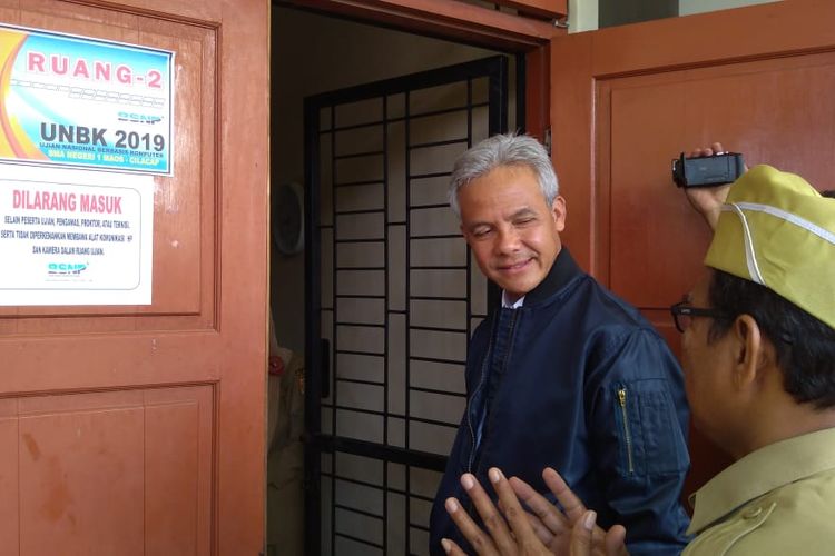 Gubernur Jateng memantau UNBK di SMA Negeri 1 Maos, Kabupaten Cilacap, Jawa Tengah, Senin (8/4/2019)