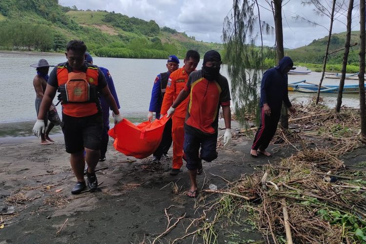 Jasad Riyanto (50), kernet truk tebu yang terguling di Sungai Kedung Cenit, Kecamatan Bakung, Kabupaten Blitar, berhasil ditemukan oleh regu penolong, Kamis (27/10/2022)