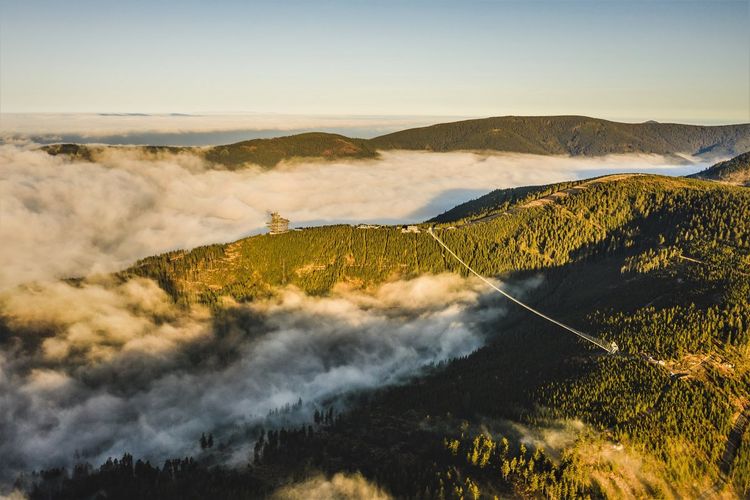 Sky Bridge 721 di Dolni Morava, Republik Ceko, merupakan jembatan gantung terpanjang di dunia