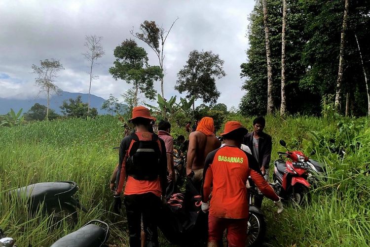 Tim rescuer Pos SAR Parapat-Danau Toba mengevakuasi korban hanyut terbawa arus Sungai Sirahar di Kecamatan Pakkat, Kabupaten Humbanghasundutan, Sumatera Utara, Rabu (11/5/2022)
