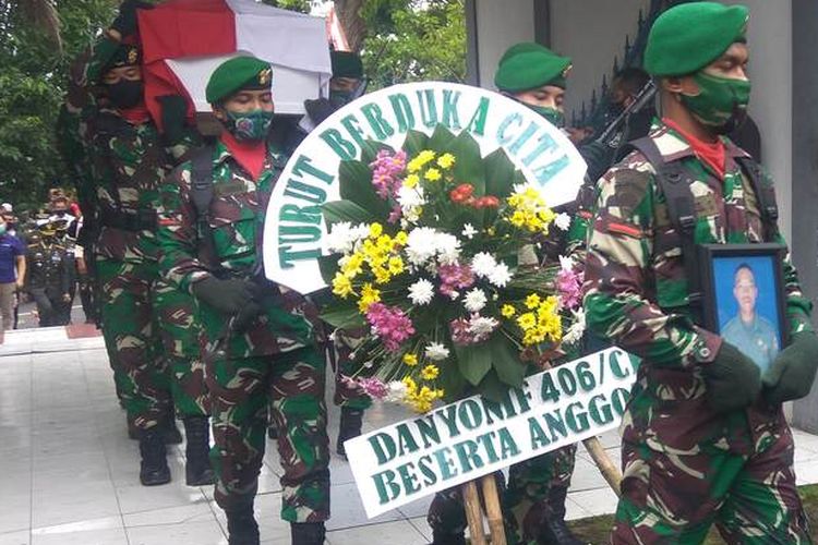 Jenazah Pratu Anumerta Ginanjar Arianda saat tiba di Taman Makam Pahlawan Kusumah Bangsa Kota Banjar, Jawa Barat, Rabu (17/2/2021).