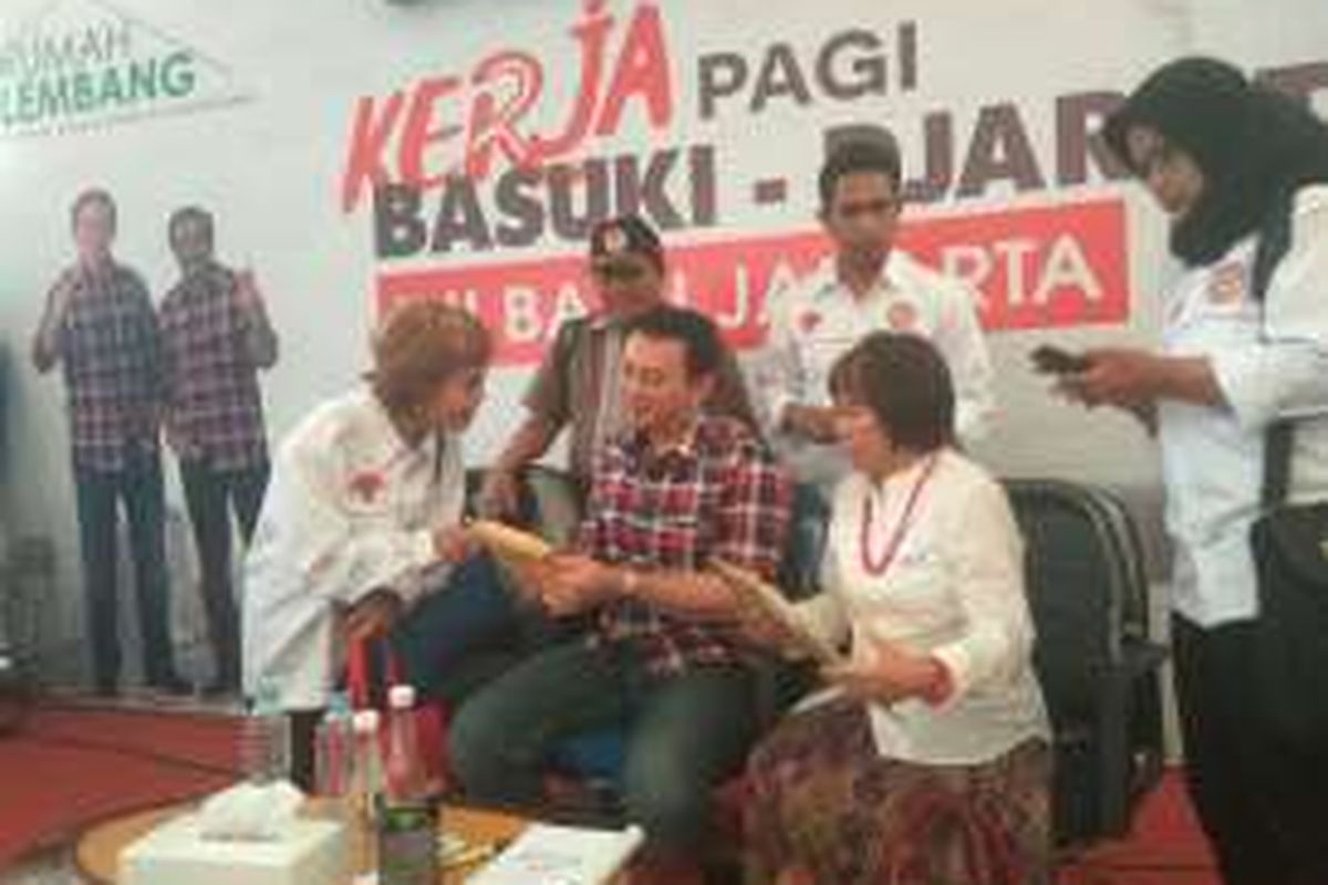 Calon gubernur petahana DKI Jakarta Basuki Tjahaja Purnama atau Ahok menerima pendukungnya di Rumah Lembang, Jakarta Pusat, Kamis (22/12/2016).