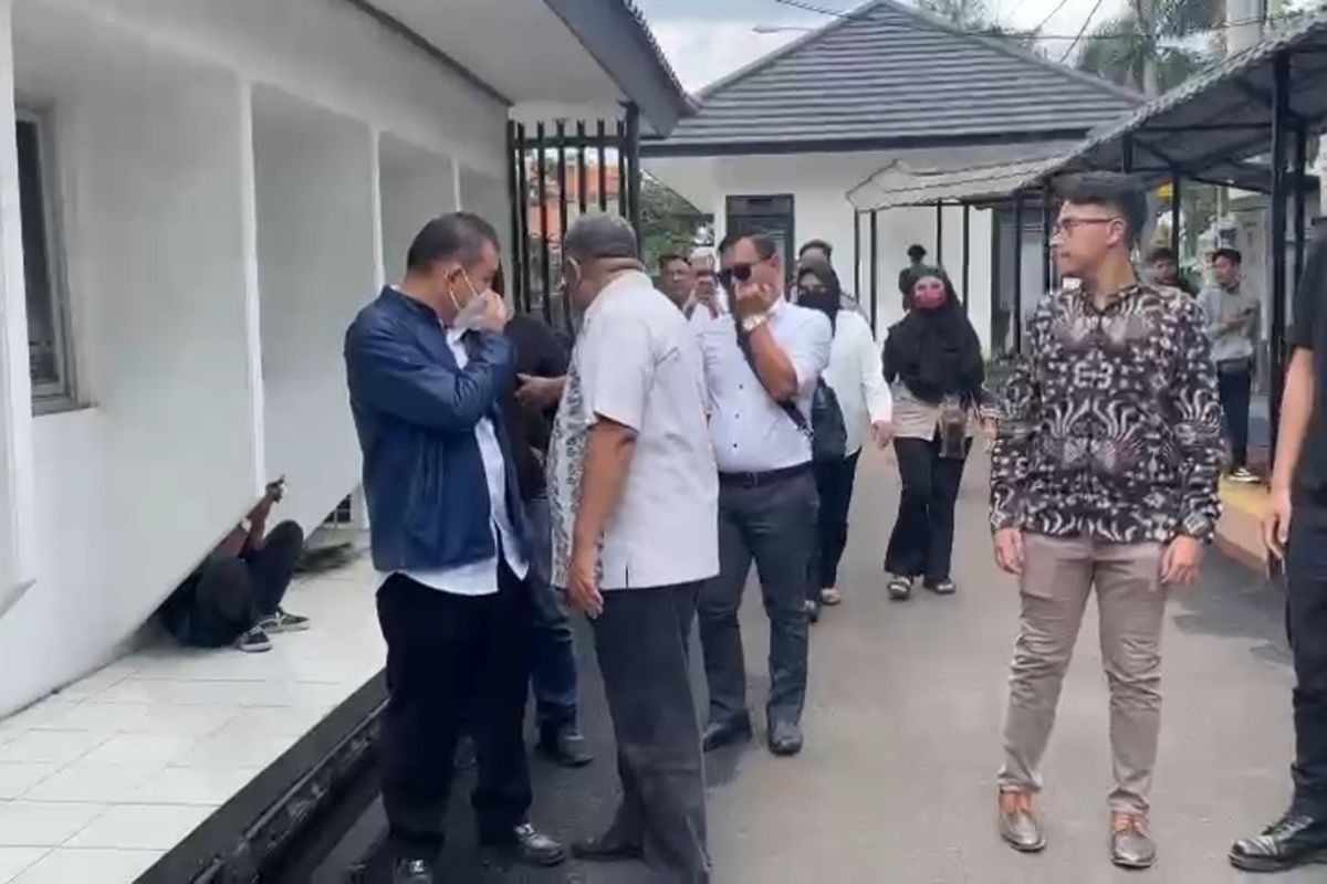 Tetdakwa kasus penipuan dan penggelapan mantan Ketua DPRD Provinsi Jawa Barat Irfan Suryanegara dan korbannya SG tengah bersitegang sesaat sebelum sidang PK di Pengadilan Negeri Bale Bandung, Baleendah, Kabupaten Bandung, Jawa Barat pada Senin (22/1/2024)