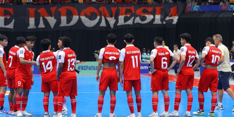 Ekspresi sejumlah pemain timnas futsal Indonesia usai laga final AFC Futsal ASIAN CUP 2026 di Indonesia Arena, Jakarta Pusat, Sabtu (7/2/2026). Iran sukses keluar menjadi juara AFC Futsal ASIAN CUP 2026.