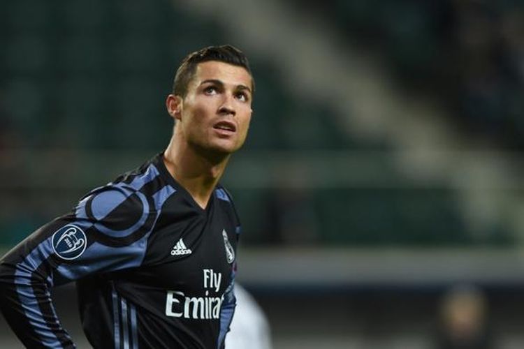 Cristiano Ronaldo membela Real Madrid saat melawan Legia Warszawa pada partai fase grup Liga Champions di Stadion Wojska Polskiego, Kamis (3/11/2016).