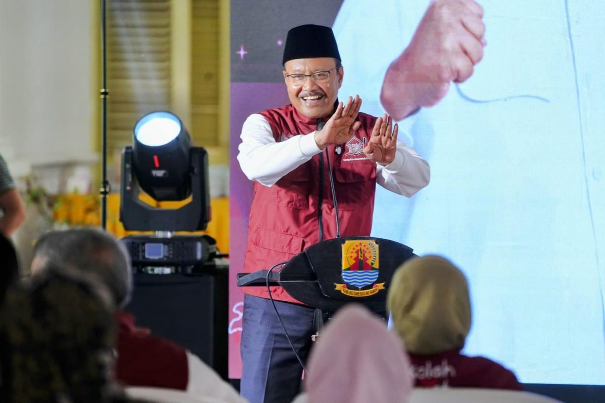 Menteri Sosial (Mensos) Saifullah Yusuf (Gus Ipul) saat menghadiri acara Dialog Pilar-Pilar Sosial di Pendopo Bupati Cirebon, Rabu (13/8/2025).