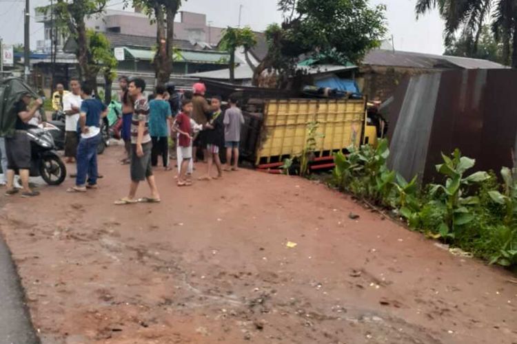 Lokasi tabrakan truk yang menewaskan Brigadir Surianto (42), Personel Satlantas Polresta Deli Serdang pada Rabu (25/12/2019).