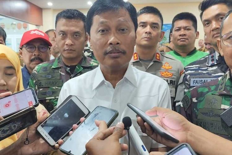 Walikota Cirebon Effendi Edo (berkemeja putih) memberikan keterangan pasca memimpin deklarasi damai di gedung balaikota Cirebon pada Senin (1/9/2025) siang.